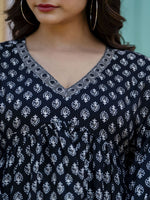 Load image into Gallery viewer, VIHANA [XL/42] - Alia cut x Flared Top (Black)
