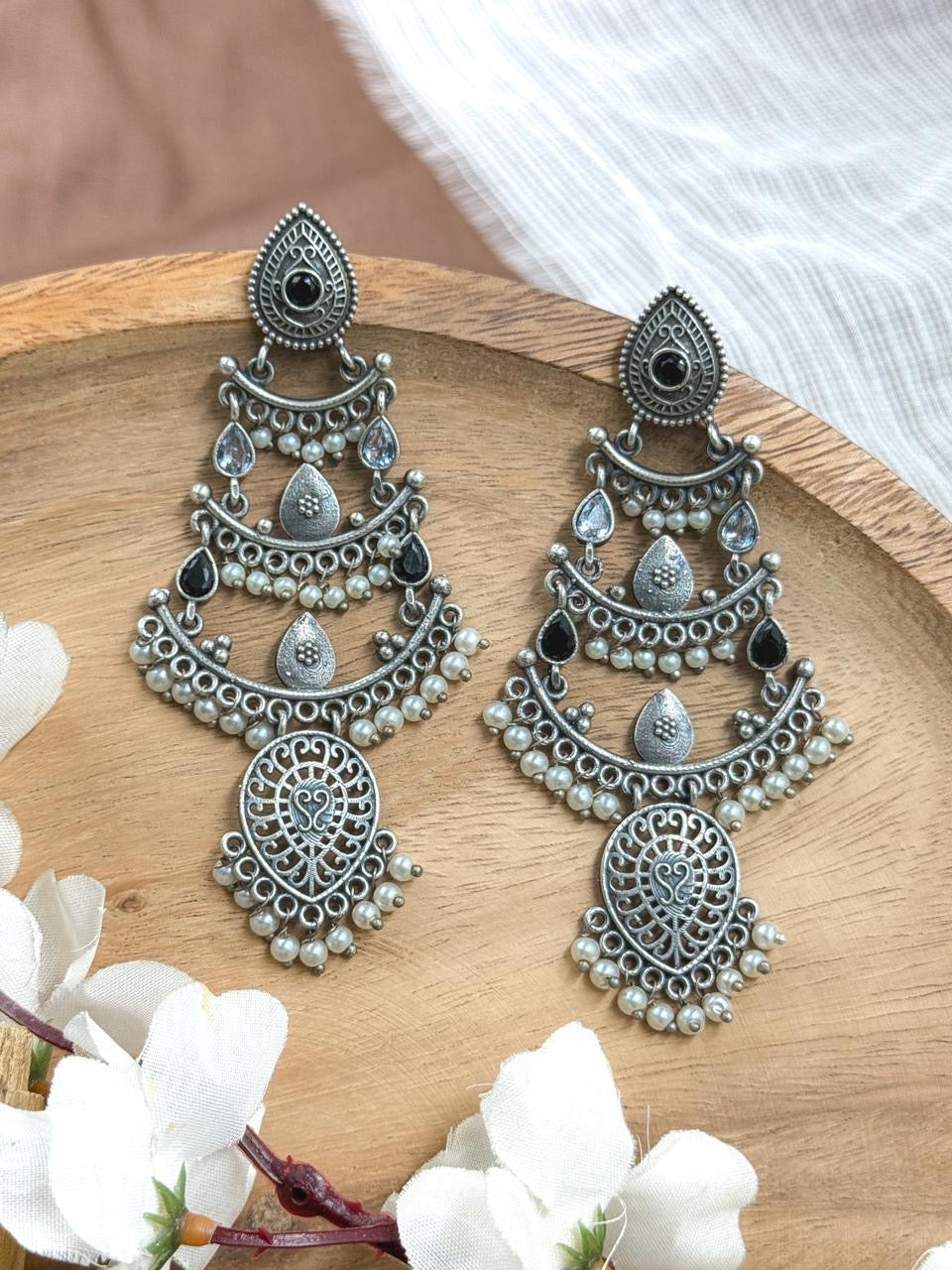 SIGI earrings (White x Black)