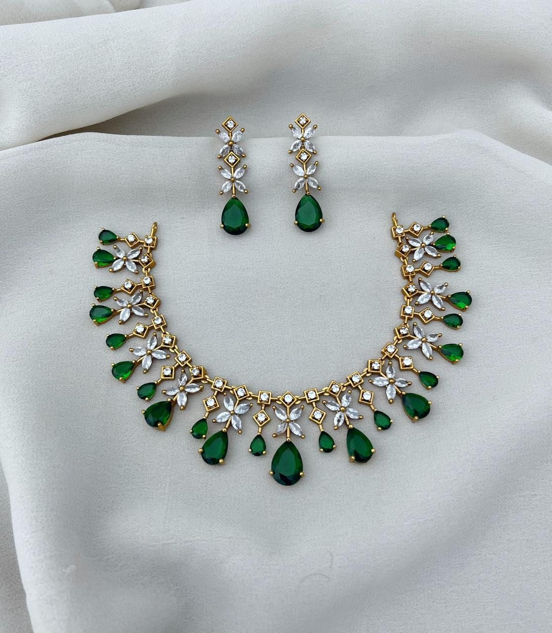MAYURA (Emerald)