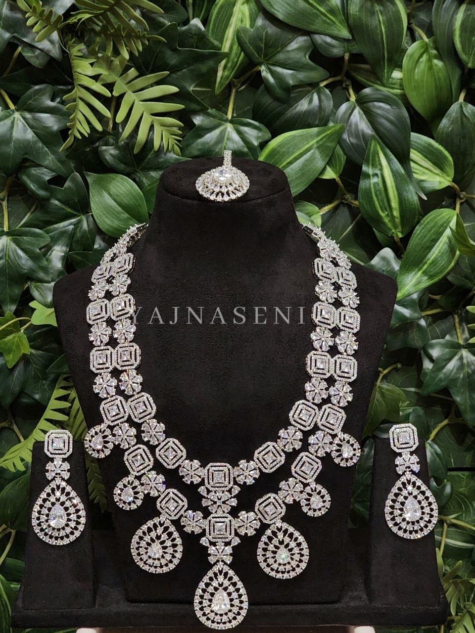 NAINA (necklace) - silver x white
