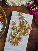Load image into Gallery viewer, DIVARA earrings (White)
