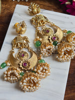 Load image into Gallery viewer, DIVARA earrings (Rani x Green)
