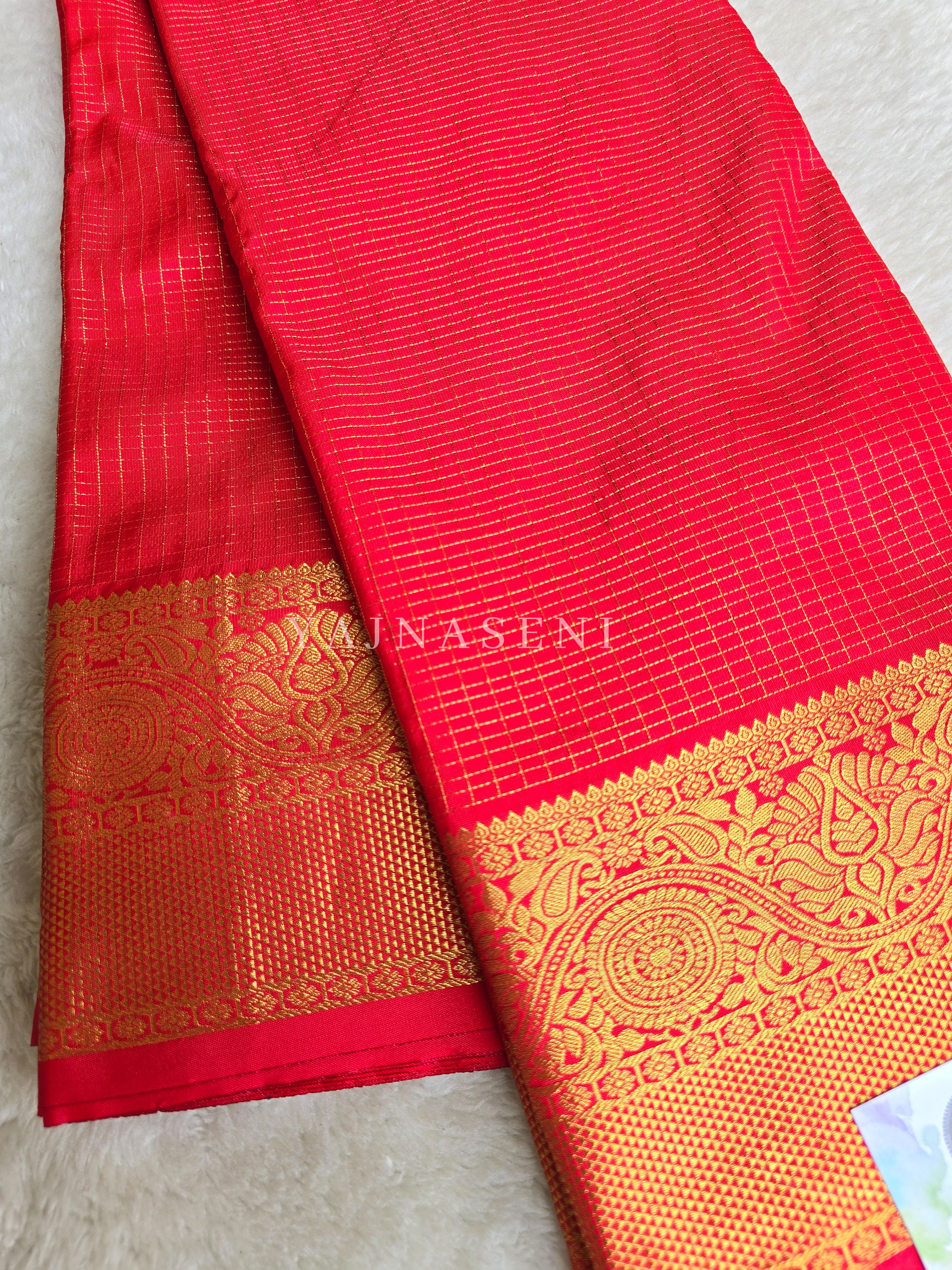 Vaira oosi x Checkered Saree - Red