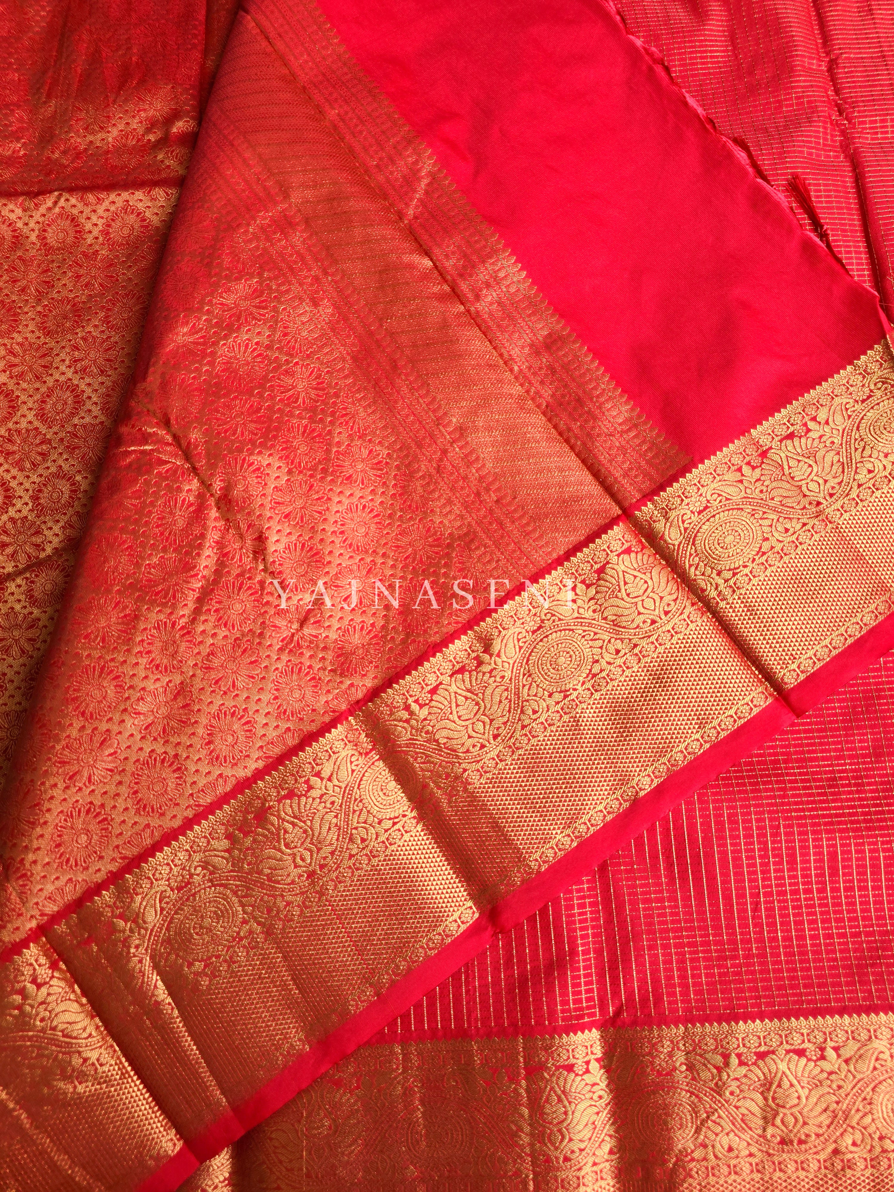 Vaira oosi x Checkered Saree - Red