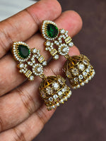 Load image into Gallery viewer, TRIKAYA earrings (Emerald)
