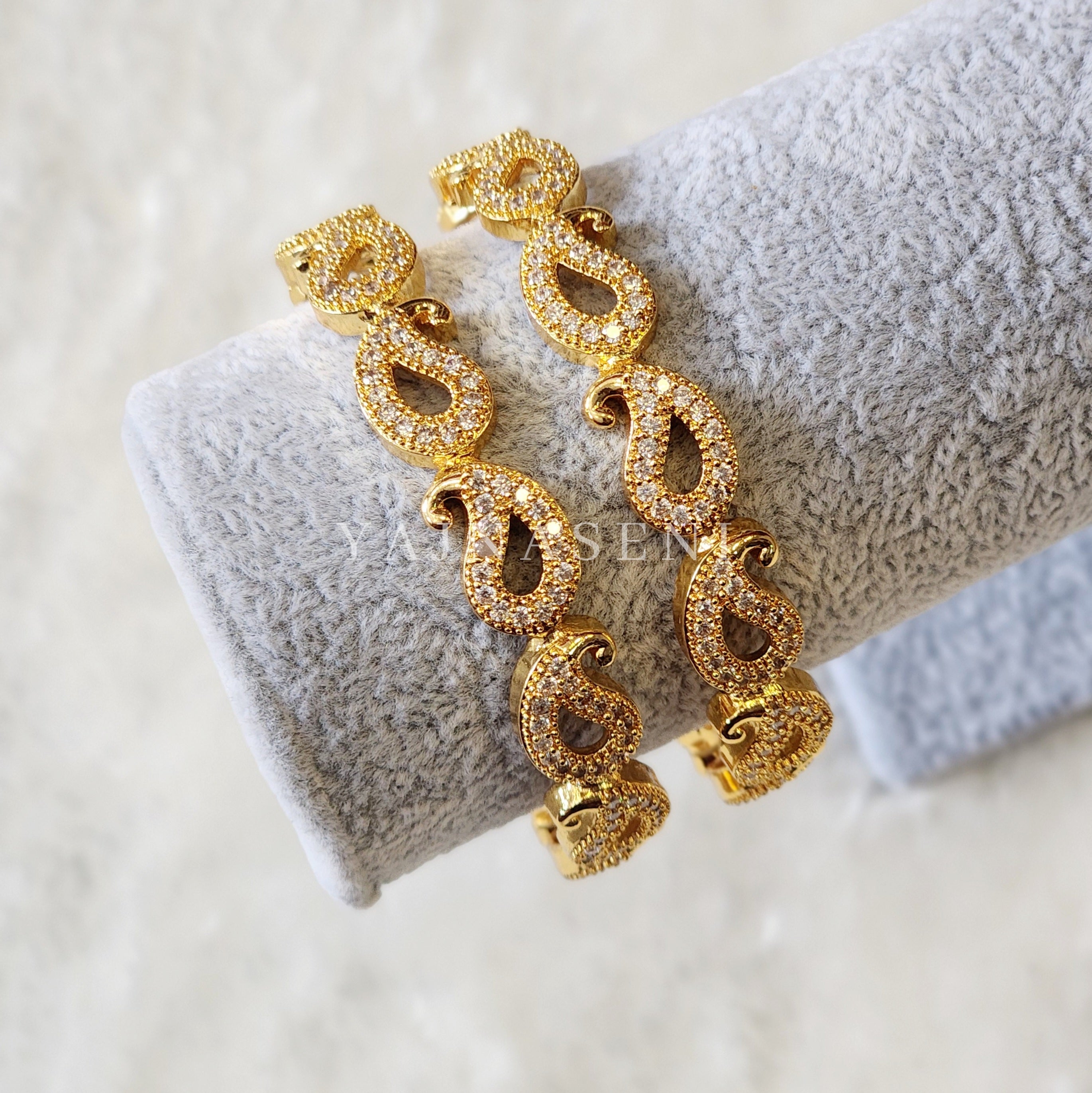 MENAGA - pair of bangles