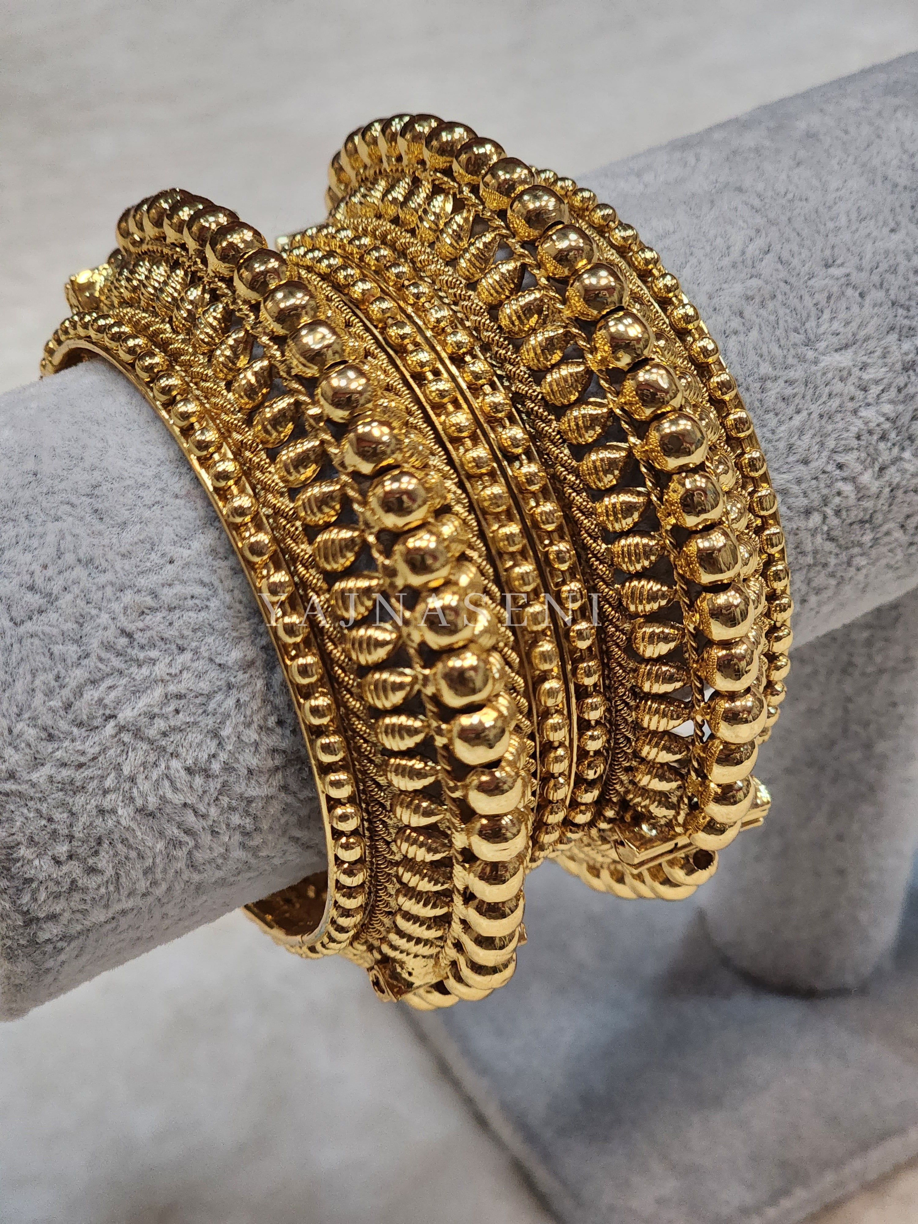 RUPAVATI - pair of kada, screw type