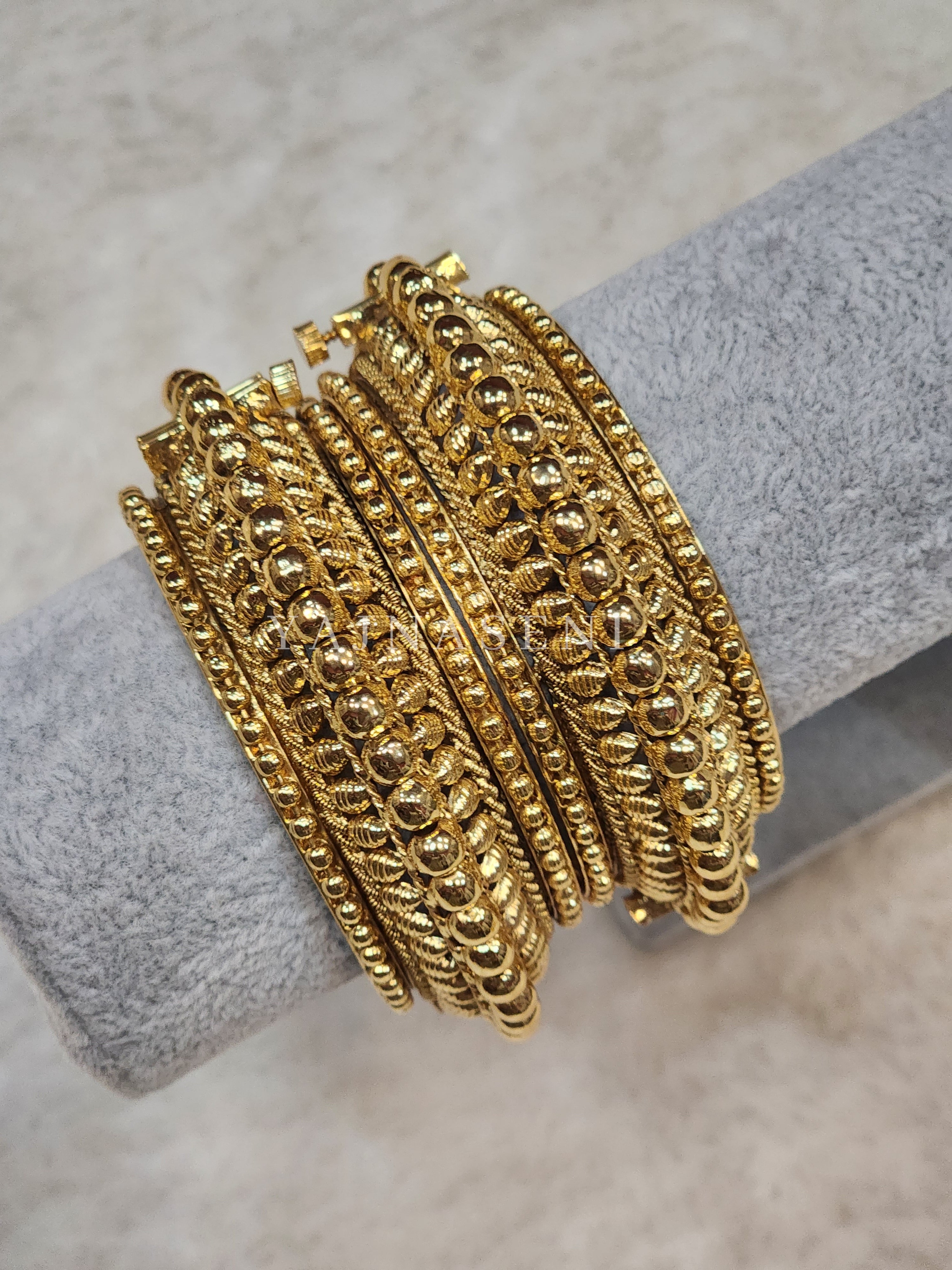 RUPAVATI - pair of kada, screw type