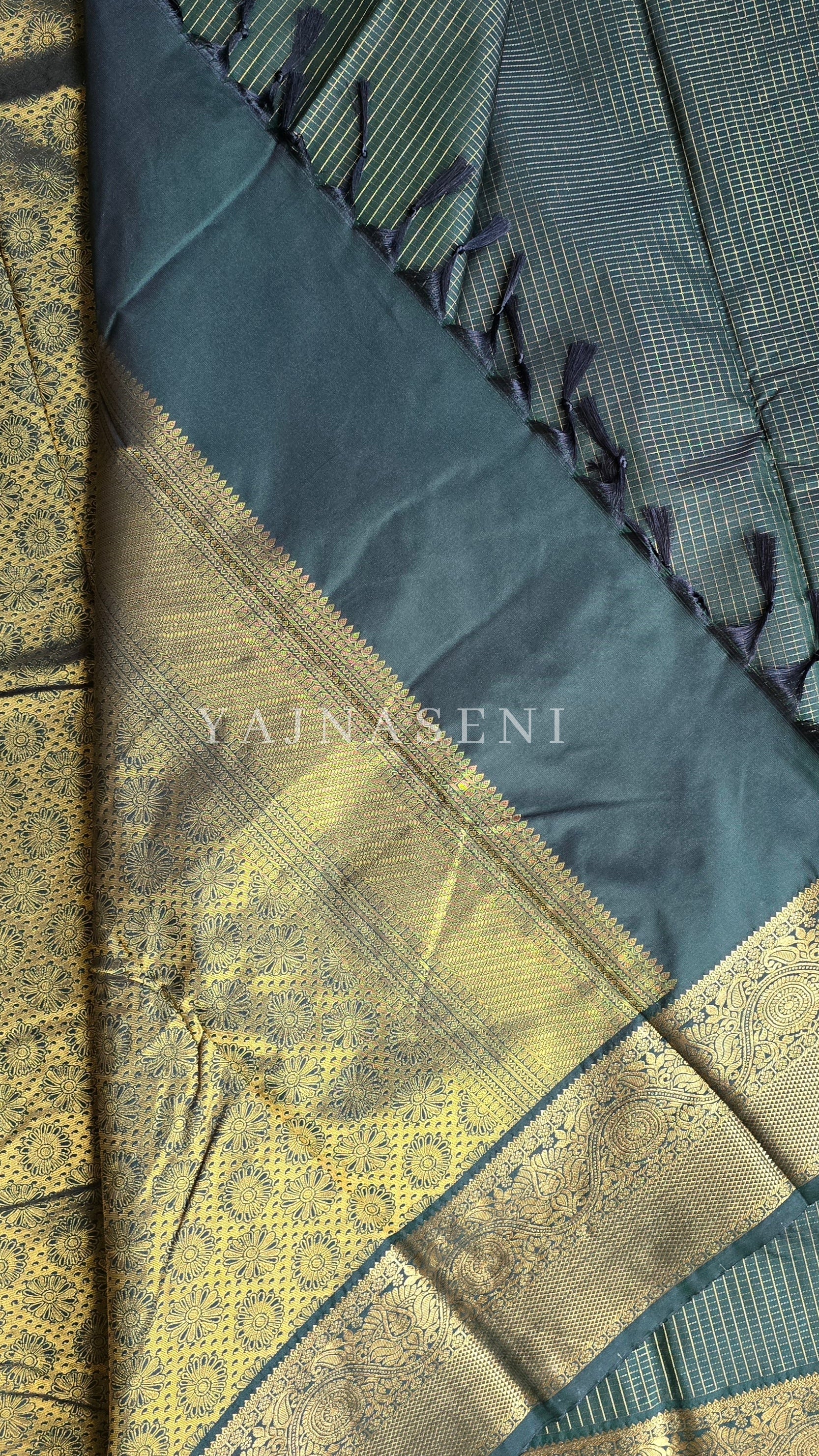 Vaira oosi x Checkered Saree - Timber Green