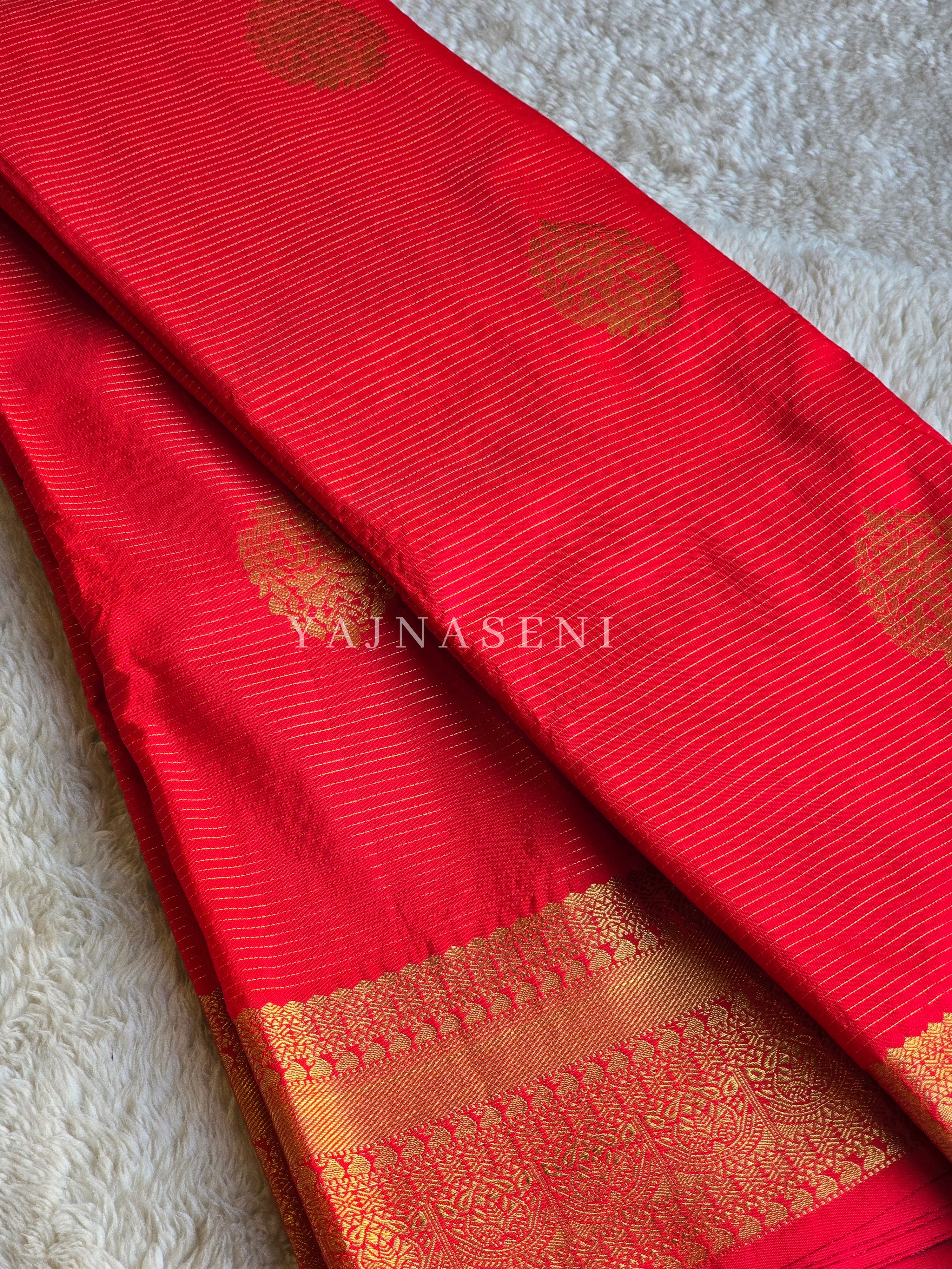 Vaira oosi x Motifs Saree - Red