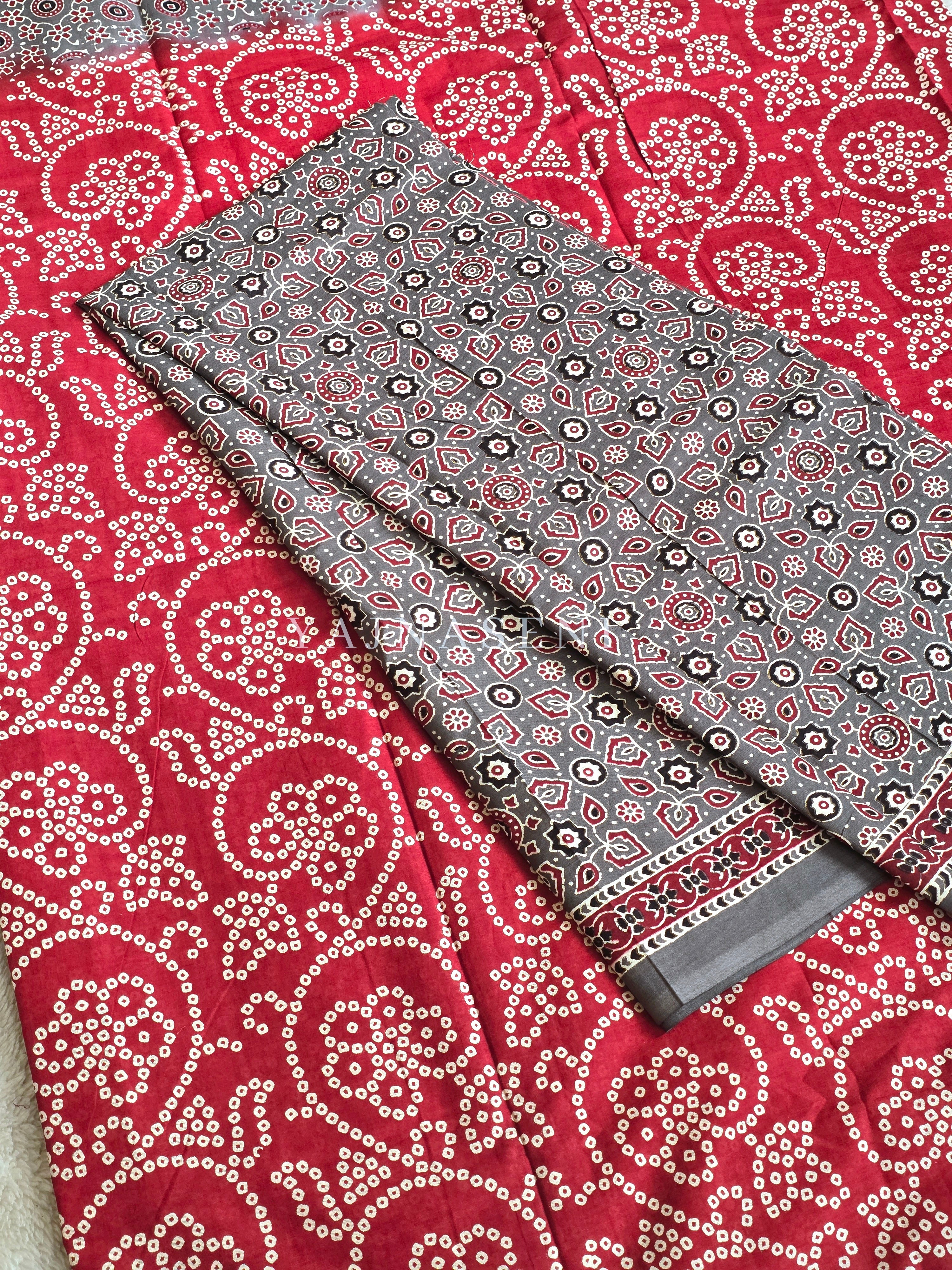 Cotton Saree x Printed Design : Red x Grey