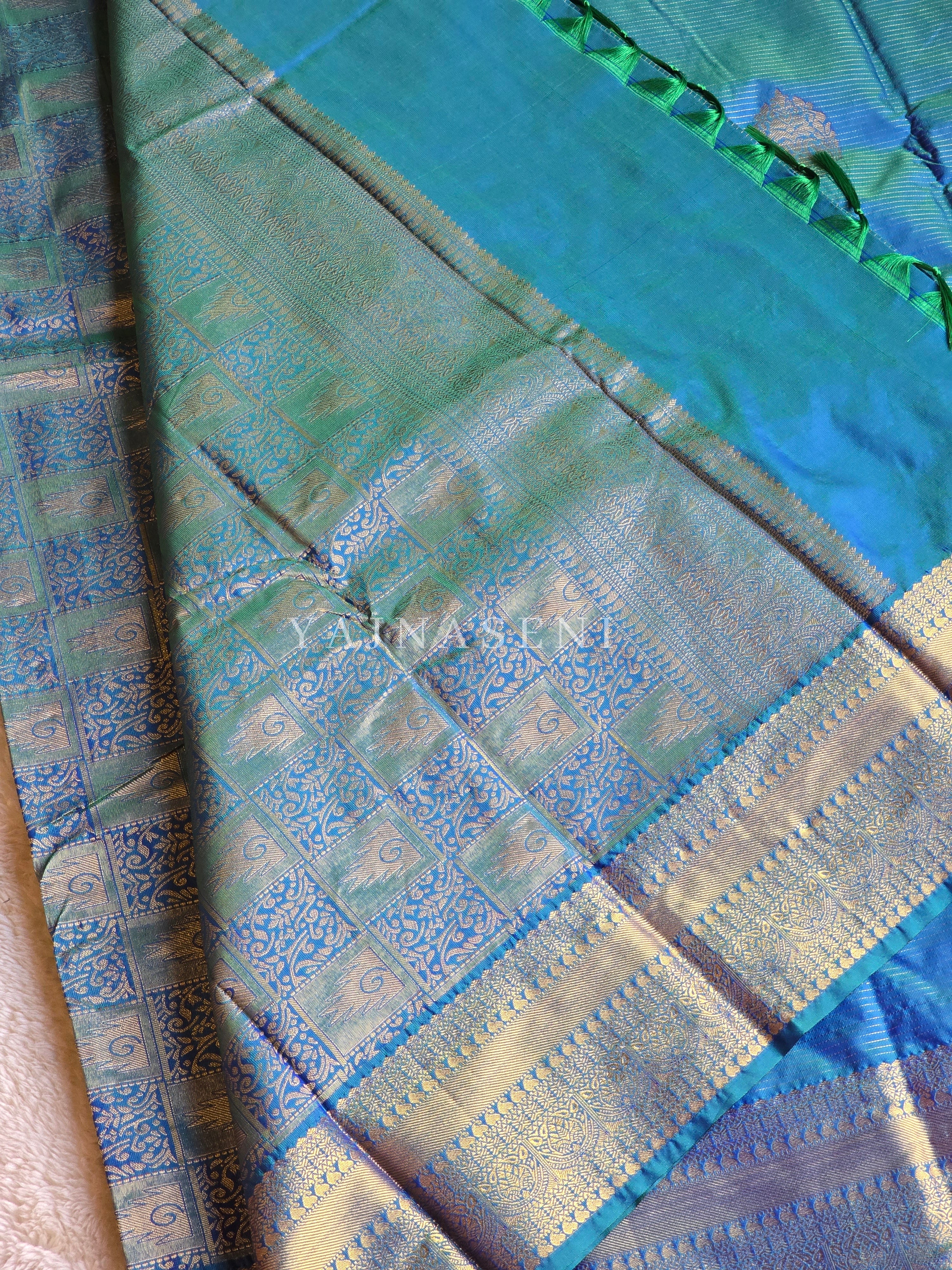 Vaira oosi x Motifs Saree - Peacock