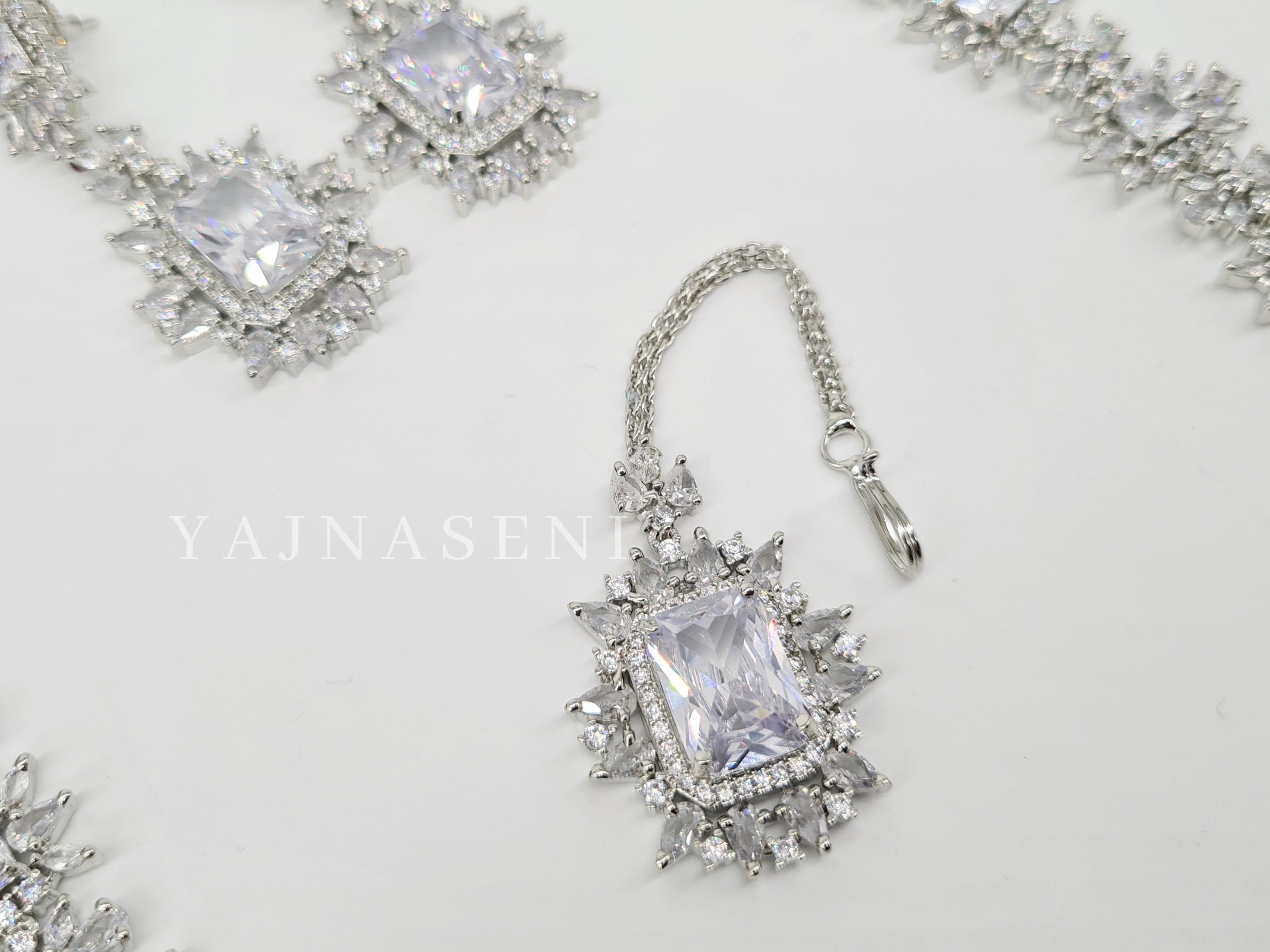 DIANA (necklace) - silver x white