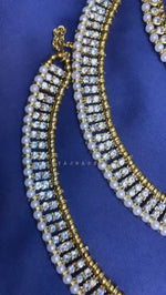 Load and play video in Gallery viewer, Anklet - White stones
